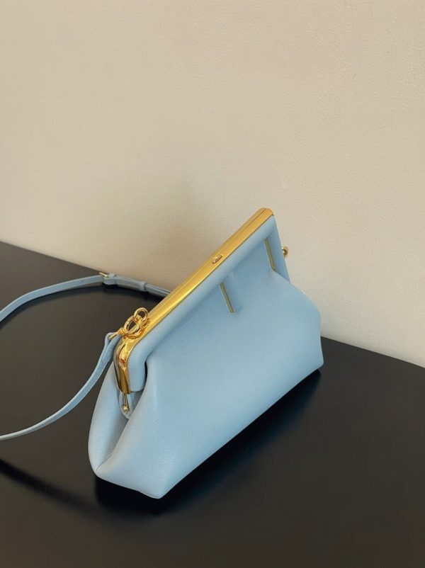 Réplique Fendi First Moyen Sac en cuir nappa bleu clair – Image 8