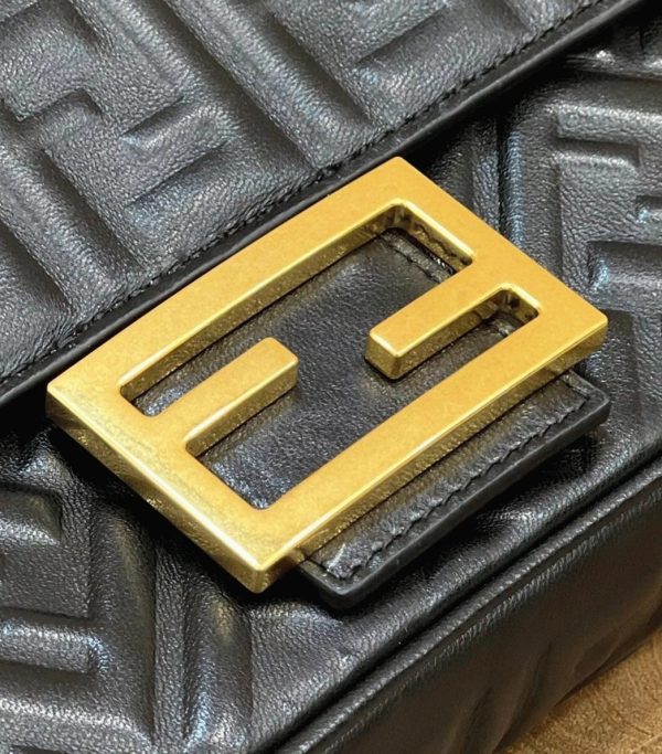 Réplique Fendi Baguette Chaîne Sac Midi en noir – Image 6