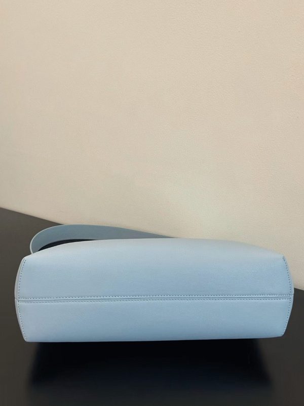 Réplique Fendi First Moyen Sac en cuir nappa bleu clair – Image 7