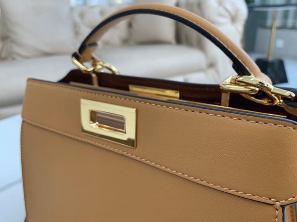 Réplique Fendi Peekaboo ISeeU Petit Sac en cuir de veau beige – Image 4