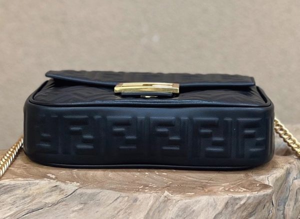 Réplique Fendi Baguette Chaîne Sac Midi en noir – Image 5