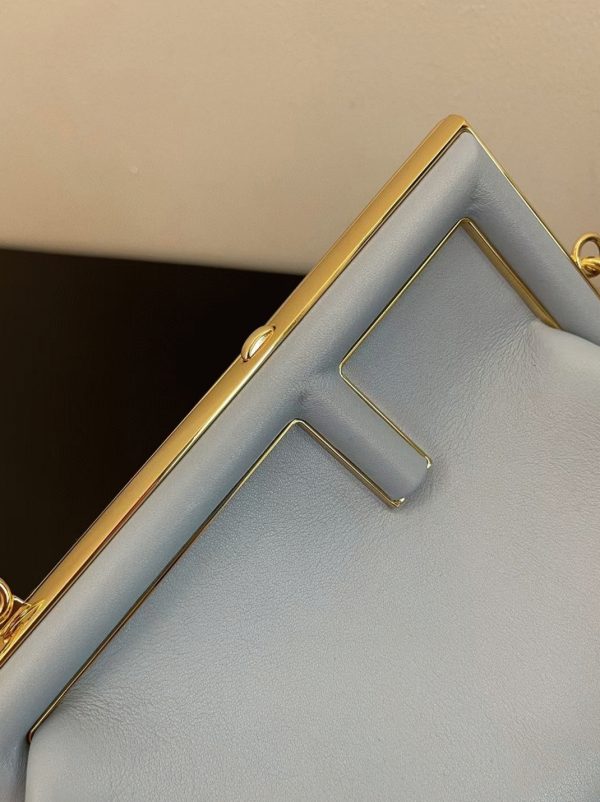 Réplique Fendi First Moyen Sac en cuir nappa bleu clair – Image 6