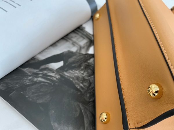 Réplique Fendi Peekaboo ISeeU Petit Sac en cuir de veau beige – Image 3
