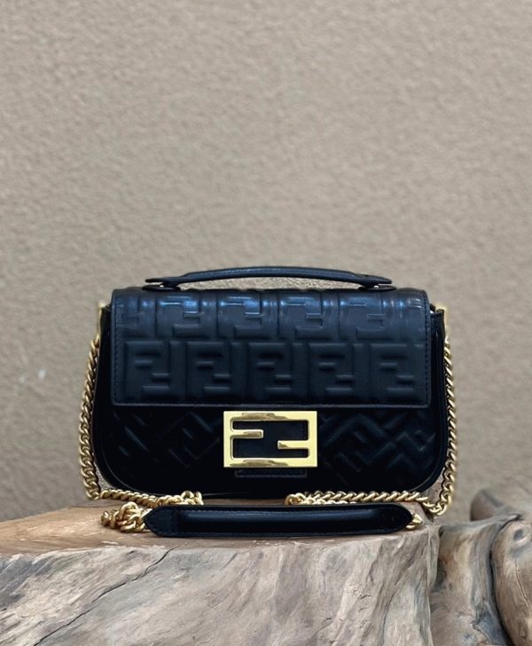 Réplique Fendi Baguette Chaîne Sac Midi en noir – Image 4