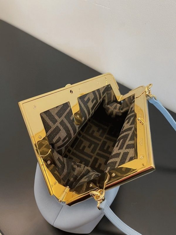 Réplique Fendi First Moyen Sac en cuir nappa bleu clair – Image 5