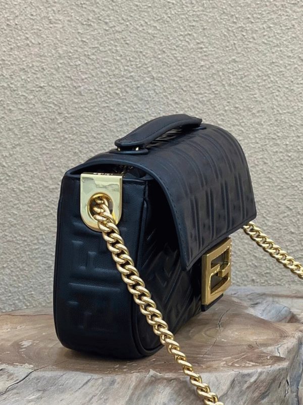 Réplique Fendi Baguette Chaîne Sac Midi en noir – Image 3