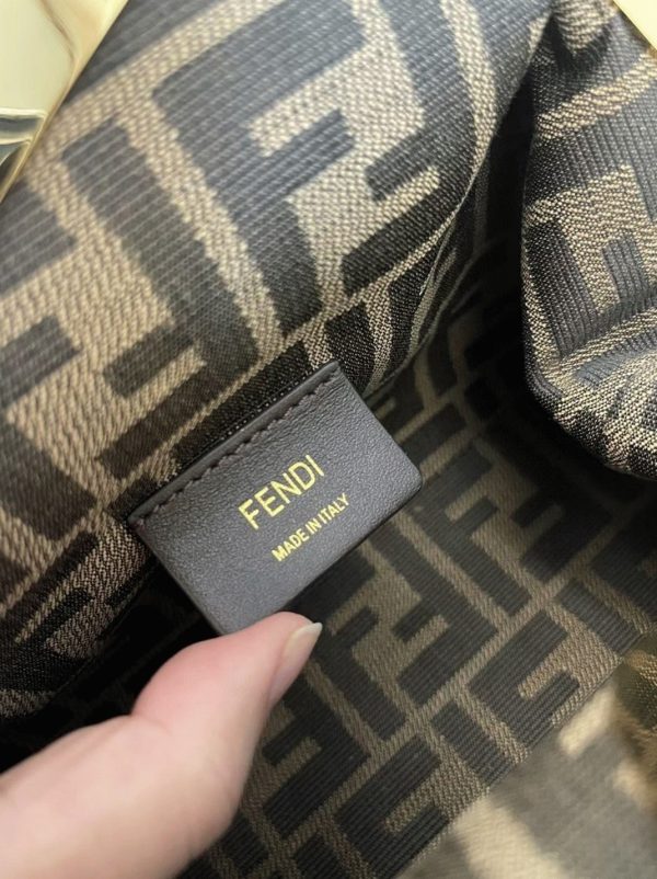 Réplique Fendi First Moyen Sac en cuir nappa bleu clair – Image 4