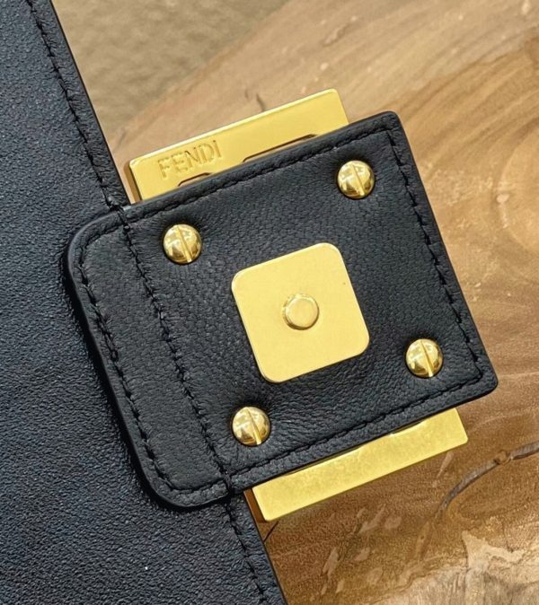 Réplique Fendi Baguette Chaîne Sac Midi en noir – Image 2