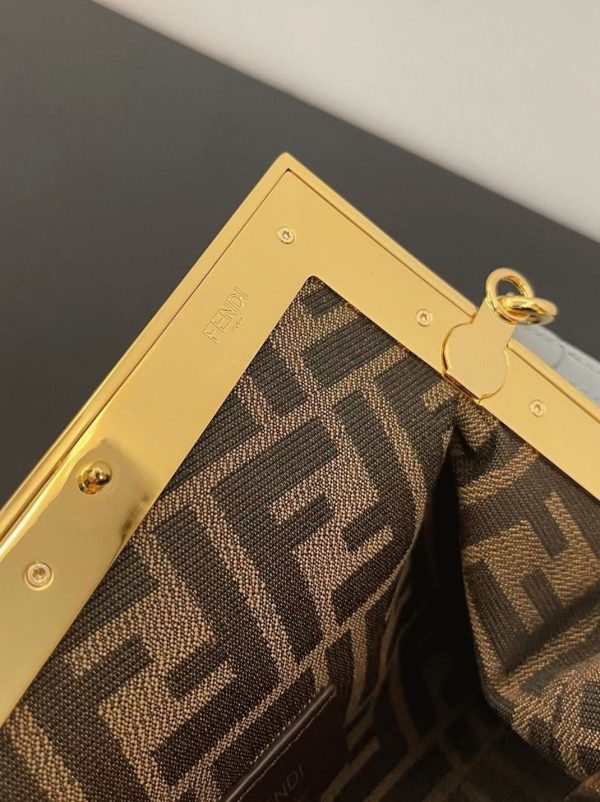 Réplique Fendi First Moyen Sac en cuir nappa bleu clair – Image 3