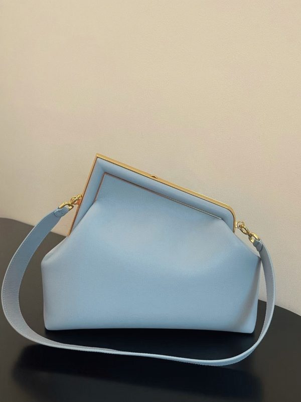 Réplique Fendi First Moyen Sac en cuir nappa bleu clair – Image 2