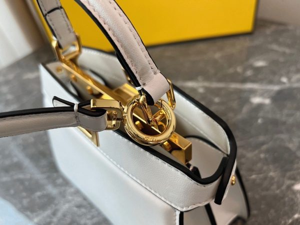 Fausse Fendi Peekaboo ISeeU Petit Sac en cuir nappa blanc – Image 6