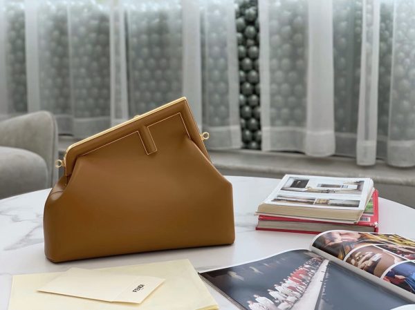 Fausse Fendi First Moyen Sac en cuir nappa brun – Image 8