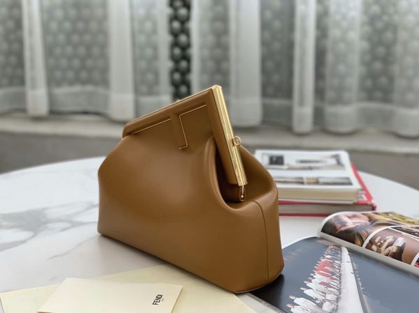 Fausse Fendi First Moyen Sac en cuir nappa brun – Image 7