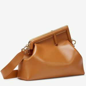 Fausse Fendi First Moyen Sac en cuir nappa brun