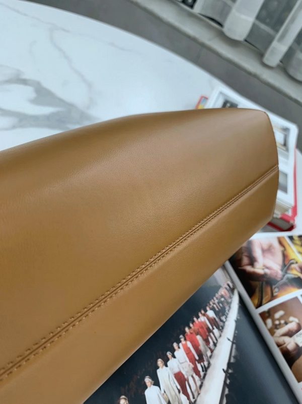 Fausse Fendi First Moyen Sac en cuir nappa brun – Image 4
