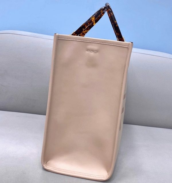 Contrefaçon Fendi Sunshine Moyen Sac Cabas en cuir de veau beige – Image 7