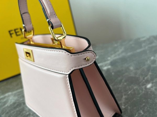 Contrefaçon Fendi Peekaboo ISeeU Petit Sac en cuir nappa rose – Image 7
