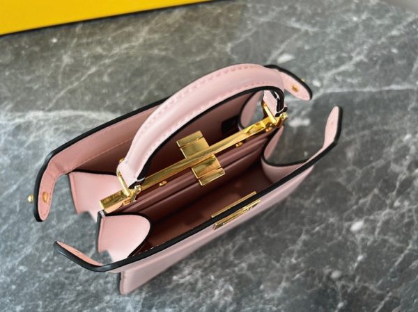 Contrefaçon Fendi Peekaboo ISeeU Petit Sac en cuir nappa rose – Image 4